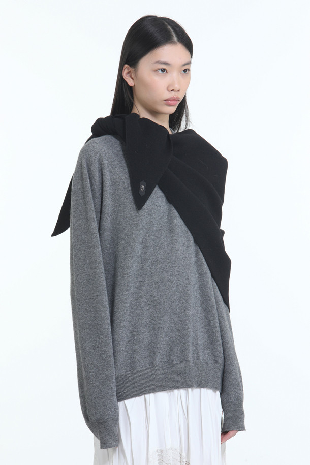 미니멀한 스타일의 쁘띠 머플러입니다. 울 소재로 제작되어 가을, 겨울철 데일리룩에 따뜻함을 더해줍니다. 핑크와 블랙 두 가지 색상으로 출시되었으며, 로고 패턴과 로고 택 디자인이 특징입니다. N21 Pre Collection 제품으로, 클래식한 무드를 연출하기 좋습니다.
