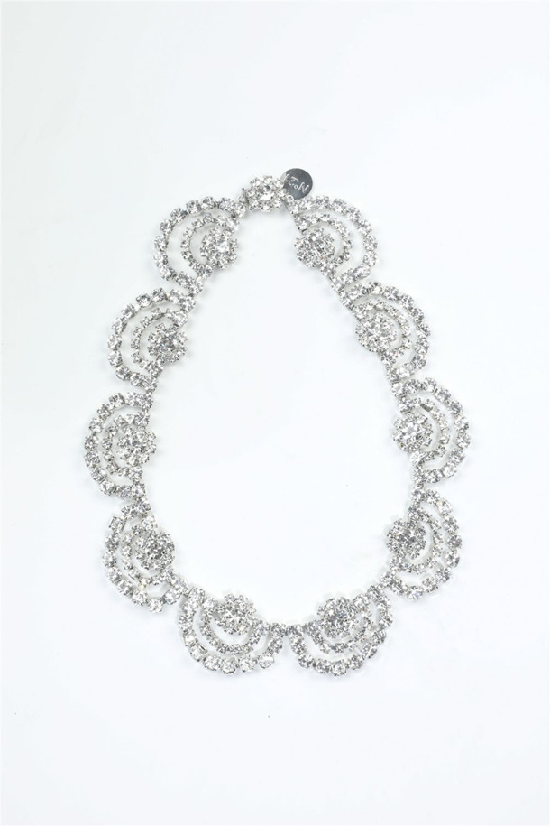 볼드 주얼 넥클리스는 화려하고 고급스러운 스타일을 연출해 주는 여성 목걸이입니다. 다양한 크기의 큐빅 장식이 섬세하게 세팅되어 있어, 은은하게 빛나는 실버 컬러가 돋보입니다. 데일리룩이나 파티룩에 포인트를 더해 특별한 날을 더욱 돋보이게 해줍니다. 클래식, 미니멀, 로맨틱 등 다양한 스타일과 매치하여 세련된 분위기를 연출할 수 있으며, 특히 심플한 의상에 착용하면 더욱 돋보이는 아이템입니다. 모임룩에도 잘 어울려 시선을 사로잡는 매력을 더해줍니다.
