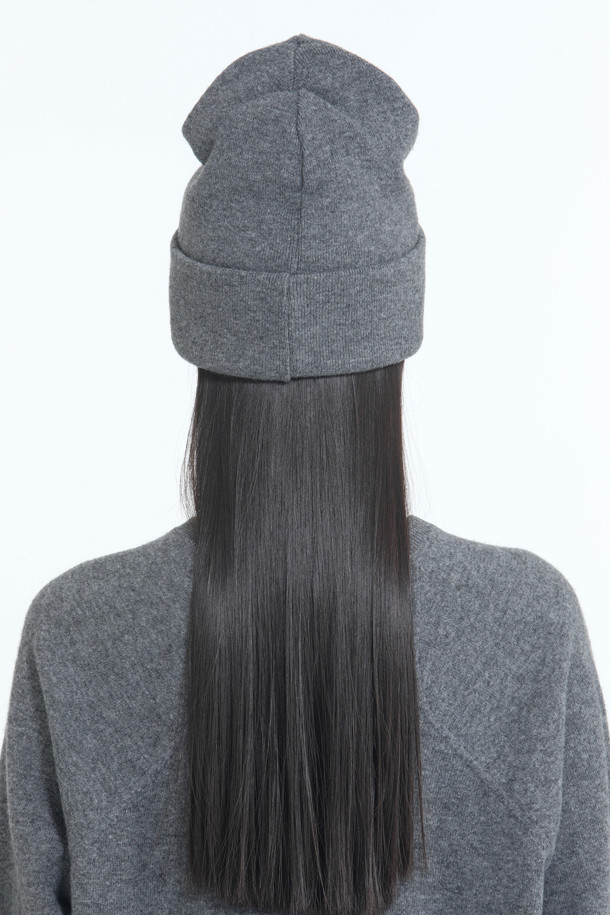 세련된 주얼 장식이 돋보이는 블랙 비니입니다. 버진울 소재로 제작되어 부드러운 촉감과 뛰어난 보온성을 자랑하며, 깊은 모자 깊이로 포근하게 착용할 수 있습니다. 가을, 겨울 시즌에 어울리는 두꺼운 두께감으로 따뜻함을 더하며, N21 프리 컬렉션 디자인으로 고급스러움을 더했습니다. 클래식, 미니멀, 캐주얼 스타일 모두 소화 가능하며, 출근룩과 모임룩에 포인트를 줄 수 있습니다.
