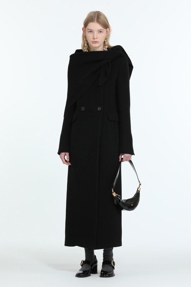 세련된 분위기를 연출하는 우븐 롱 코트입니다. 블랙 컬러의 울 소재로 제작되어 가을, 겨울 시즌 따뜻하게 착용할 수 있습니다. 클래식하고 미니멀한 스타일로 오피스룩, 겨울 데일리룩, 모임룩 등 다양한 TPO에 활용하기 좋습니다. 차이나칼라 디테일과 더블 버튼 여밈으로 세련된 디자인을 더했으며, 레귤러핏으로 편안하게 착용 가능합니다. 긴 소매의 맥시 기장으로 시크한 매력을 뽐내보세요.
