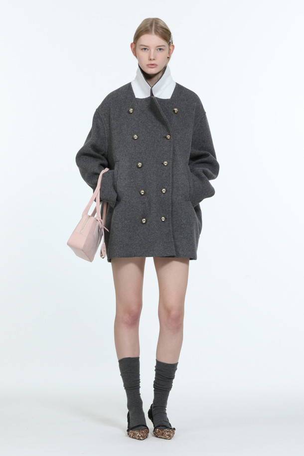세련된 무드의 울 버튼 퍼코트입니다. 블랙과 그레이 두 가지 색상으로 출시되어, 어떤 룩에도 쉽게 매치할 수 있습니다. 엉덩이를 덮는 기장과 레귤러핏으로 편안하게 착용 가능하며, 클래식하고 엘레강스한 스타일을 연출합니다. 특히, 금장 버튼 디테일이 고급스러움을 더하며 오피스룩, 모임룩, 연말 모임룩 등 다양한 TPO에 활용하기 좋습니다. 가을, 겨울 시즌, 미니멀, 시크 스타일을 즐기는 여성분들께 추천합니다.
