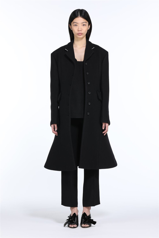 세련된 블랙 컬러의 머메이드 롱코트입니다. 울 소재로 제작되어 부드러운 촉감과 뛰어난 보온성을 자랑하며, 가을/겨울 시즌 포멀룩과 오피스룩에 적합합니다. 싱글 버튼 여밈 디자인과 롱 기장, 머메이드 핏으로 클래식하면서도 페미닌한 무드를 연출합니다. 출근룩, 모임룩 등 다양한 TPO에 시크하고 미니멀한 스타일을 더해보세요.
