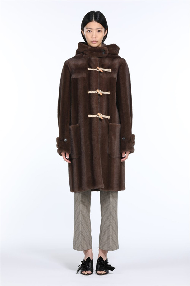 부드러운 인조 퍼 소재로 포근함을 더한 에코 퍼 더플 코트입니다. 클래식한 무드의 브라운 컬러에 롱 기장과 루즈핏으로 편안한 착용감을 선사합니다. 겨울철 보온성을 높여주는 두꺼운 두께감과 토글 버튼 디테일이 돋보이며, 긴 소매 디자인으로 따뜻하게 연출할 수 있습니다. 출근룩과 모임룩, 클래식, 미니멀, 캐주얼 등 다양한 스타일과 TPO에 활용 가능합니다.
