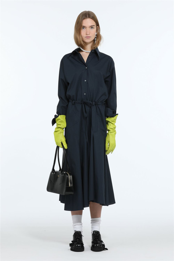 네이비 컬러의 우븐 드레스입니다. 셔츠 칼라와 긴소매, 셔츠 스타일 디테일이 돋보이는 디자인으로 클래식하고 세련된 무드를 연출합니다. A라인 실루엣과 맥시 기장으로 우아함을 더하며, 레귤러핏으로 편안하게 착용 가능합니다. 오피스룩, 모임룩, 데이트룩 등 다양한 TPO에 활용할 수 있으며, 미니멀하고 시크한 스타일을 선호하는 여성분들께 추천합니다.
