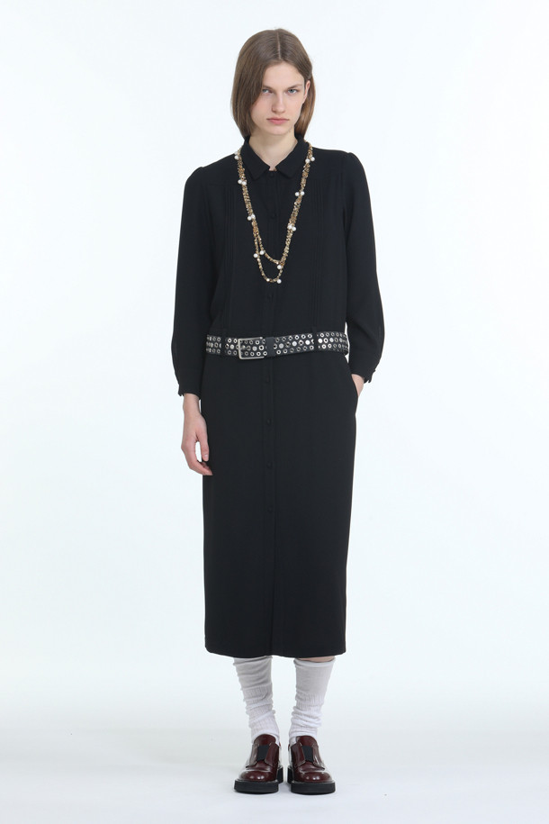 우븐 맥시 드레스는 모던하고 우아한 스타일을 연출하는 여성용 원피스입니다. 블랙 컬러의 H라인 핏으로, 사계절 내내 활용할 수 있는 얇은 두께감의 긴소매 디자인입니다. 부드러운 폴리에스테르 소재로 제작되어 편안한 착용감을 선사하며, 차이나 칼라와 블라우스 스타일이 특징입니다. 데이트룩, 모임룩으로 적합하며, 클래식, 미니멀, 시크한 스타일을 선호하는 분들께 추천합니다.
