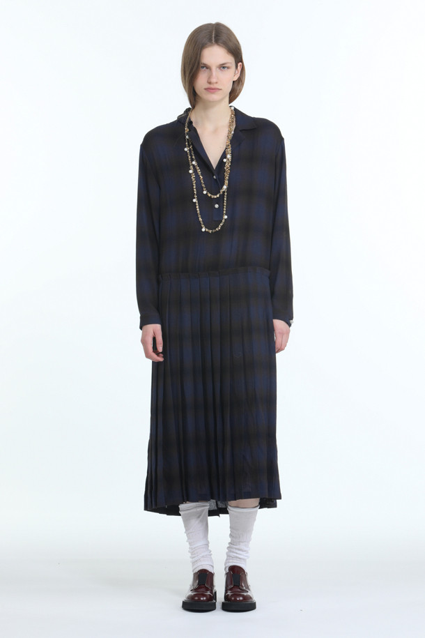 네이비와 블랙 컬러로 구성된 비스코스 소재의 체크 드레스입니다. 봄, 가을에 어울리는 얇은 두께감과 부드러운 촉감이 특징이며, 루즈핏에 플리츠 치마로 편안하면서도 여성스러운 실루엣을 연출합니다. 브이넥 라인과 긴소매, 블라우스 스타일 디자인으로 클래식하고 미니멀한 무드를 더했습니다. 데이트룩, 모임룩, 카페룩 등 다양한 TPO에 맞춰 활용할 수 있으며, 체크 패턴이 세련된 포인트를 더해줍니다.
