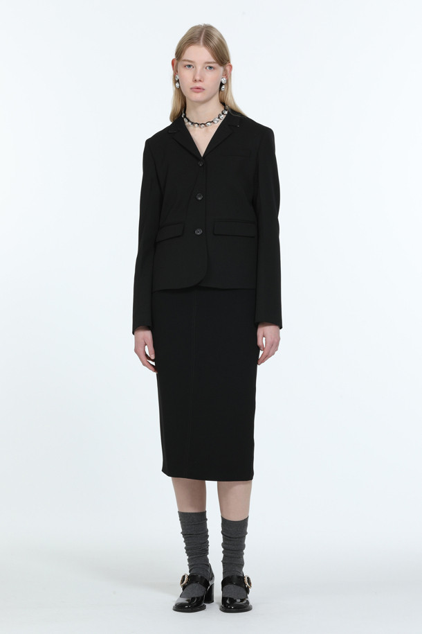 **우븐 쁘띠 재킷**

부드러운 울 소재로 제작된 이 쁘띠 재킷은 모던하고 미니멀한 스타일을 추구하는 여성들을 위한 아이템입니다. 얇은 두께감과 은은한 광택감이 특징이며, 봄, 가을 시즌에 활용하기 좋습니다. 블랙과 그레이 두 가지 컬러로 출시되어 다양한 룩에 매치하기 용이합니다. 레귤러핏으로 제작되었으며, 버튼 여밈 방식과 긴 소매 기장으로 클래식하고 시크한 분위기를 연출합니다. 출근룩, 오피스룩, 모임룩 등 TPO에 구애받지 않고 폭넓게 활용할 수 있습니다.
