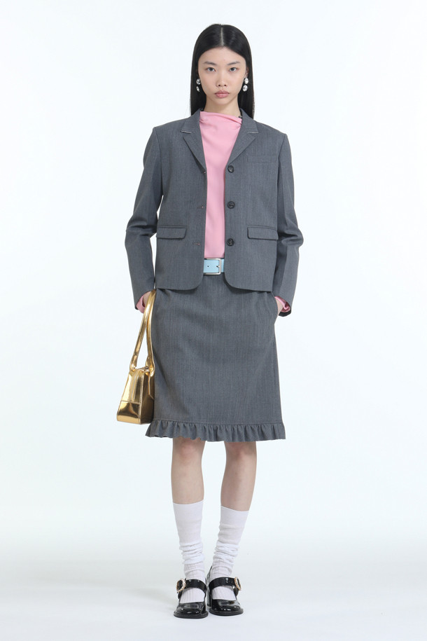 세련된 무드의 우븐 쁘띠 재킷입니다. 부드러운 촉감의 울 소재로 제작되었으며, 봄, 가을 시즌에 착용하기 좋습니다. 블랙과 그레이 두 가지 컬러로 출시되어, 모던하고 미니멀한 스타일을 연출합니다. 테일러드 코트 타입에 크롭 기장과 레귤러핏으로, 출근룩, 오피스룩, 모임룩 등 다양한 TPO에 활용 가능합니다. 버튼 여밈 방식에 긴 소매 디자인으로 클래식, 미니멀, 시크한 스타일을 완성해 보세요.
