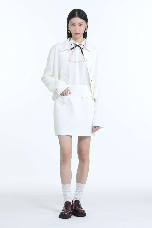 아이보리 컬러의 우븐 쁘띠 재킷입니다. 부드러운 비스코스 소재로 제작되어 얇고 찰랑거리는 착용감을 선사합니다. 레귤러핏으로 제작되었으며, 숏 기장에 버튼 여밈 방식으로 디자인되었습니다. 우아하고 미니멀한 스타일로 데이트룩, 카페룩, 모임룩 등 다양한 TPO에 활용하기 좋습니다. 클래식하고 미니멀한 스타일을 연출하기에 적합합니다.
