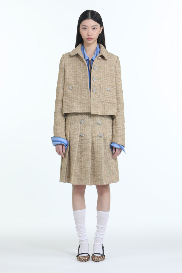 **골드 쁘띠 자켓**

세련된 여성스러움을 강조하는 골드 쁘띠 재킷입니다. 봄, 가을 시즌에 어울리는 얇은 두께감으로 제작되었으며, 반짝이는 골드 원사와 주얼 버튼 디테일이 특징입니다. 크롭 기장의 레귤러핏으로, 클래식하고 엘레강스한 무드를 연출합니다. 데이트룩, 모임룩, 소개팅룩 등 다양한 TPO에 활용하기 좋으며, 미니멀, 시크 스타일을 선호하는 분들께 추천합니다. 긴 소매 디자인으로 우아함과 세련됨을 더했습니다.
