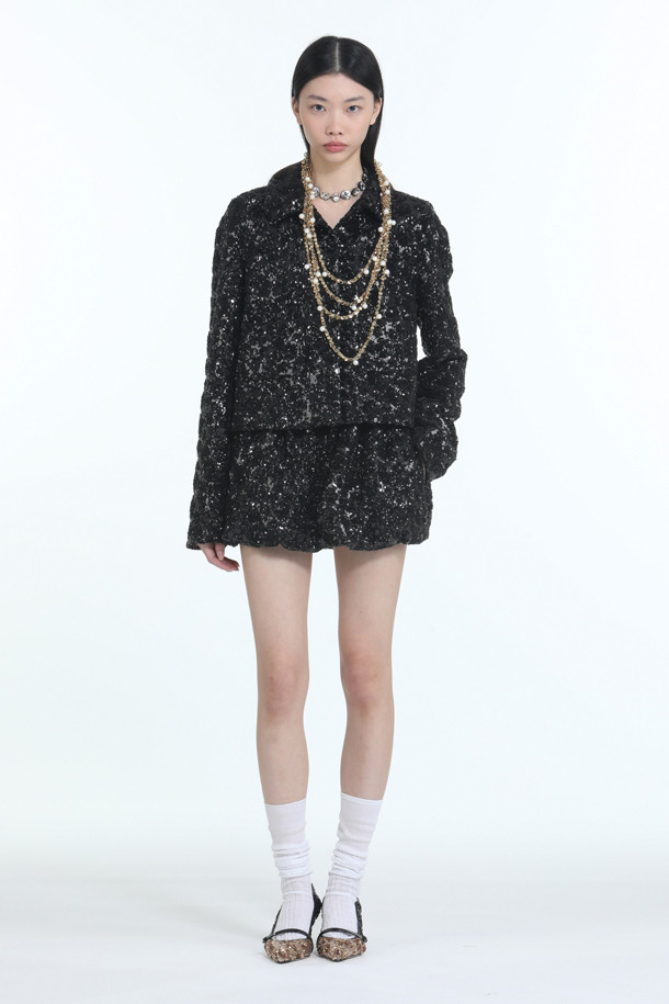 블랙 시퀸 쁘띠 재킷은 파티룩과 모임룩에 완벽한 아이템입니다. 엘레강스하면서도 화려한 스타일을 연출하며, 슬림핏 크롭 자켓 디자인으로 세련된 핏을 선사합니다. 봄, 가을 시즌에 적합하며, 오픈 스타일로 편안하게 착용할 수 있습니다. 긴 소매와 얇은 두께감의 시퀸 소재는 은은하게 빛나 특별한 날 당신을 돋보이게 합니다. 셋업으로 스타일링하여 클래식, 시크, 로맨틱 무드를 완성해보세요.
