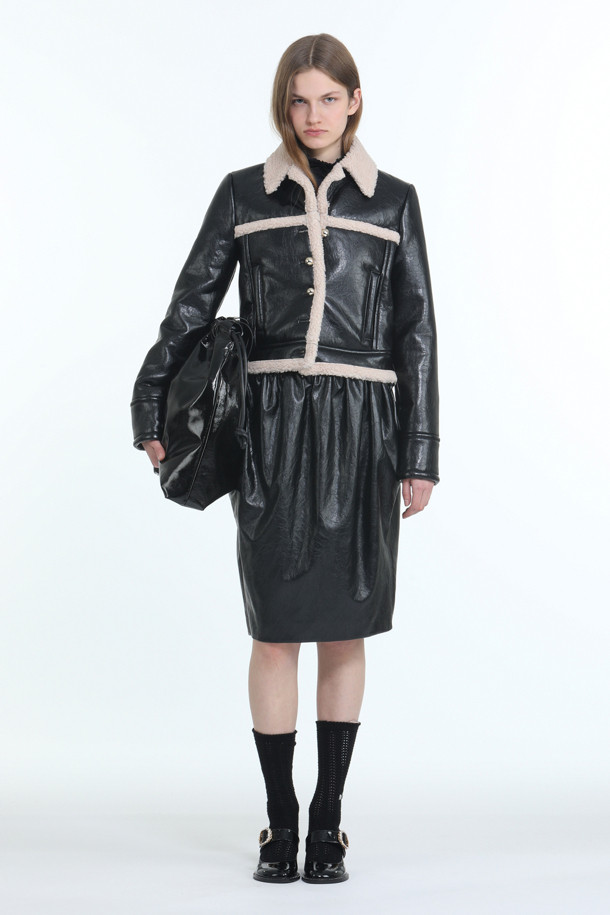 따뜻하고 포근한 겨울을 위한 필수템, 시어링 재킷입니다. 부드러운 인조 가죽 소재에 숏 기장으로 활동성을 높였으며, 안감과 칼라 부분에 시어링 디테일을 더해 보온성을 극대화했습니다. 블랙과 베이지 두 가지 컬러로 출시되어 어떤 스타일에도 쉽게 매치할 수 있습니다. 캐주얼, 미니멀, 클래식한 스타일을 즐겨 입는 여성분들께 추천하며, 겨울 데일리룩, 데이트룩, 쇼핑룩 등 다양한 TPO에 활용하기 좋습니다. 버튼 여밈 방식으로 간편하게 착용할 수 있습니다.
