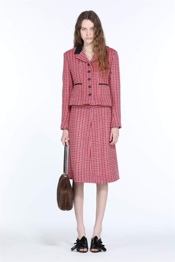 레드 체크 재킷은 울 소재로 제작되어 간절기에 착용하기 좋은 아우터입니다. 클래식, 캐주얼, 포멀한 스타일을 모두 아우르는 디자인으로, 데이트룩, 모임룩, 비즈니스 캐주얼에 활용하기 좋습니다. 크롭 기장에 긴 소매, 블랙 카라 디테일이 돋보이며, 체크 패턴이 경쾌한 느낌을 더합니다. 버튼 여밈 방식으로 편안하게 착용할 수 있으며, 미니멀하면서도 세련된 스타일을 연출합니다.
