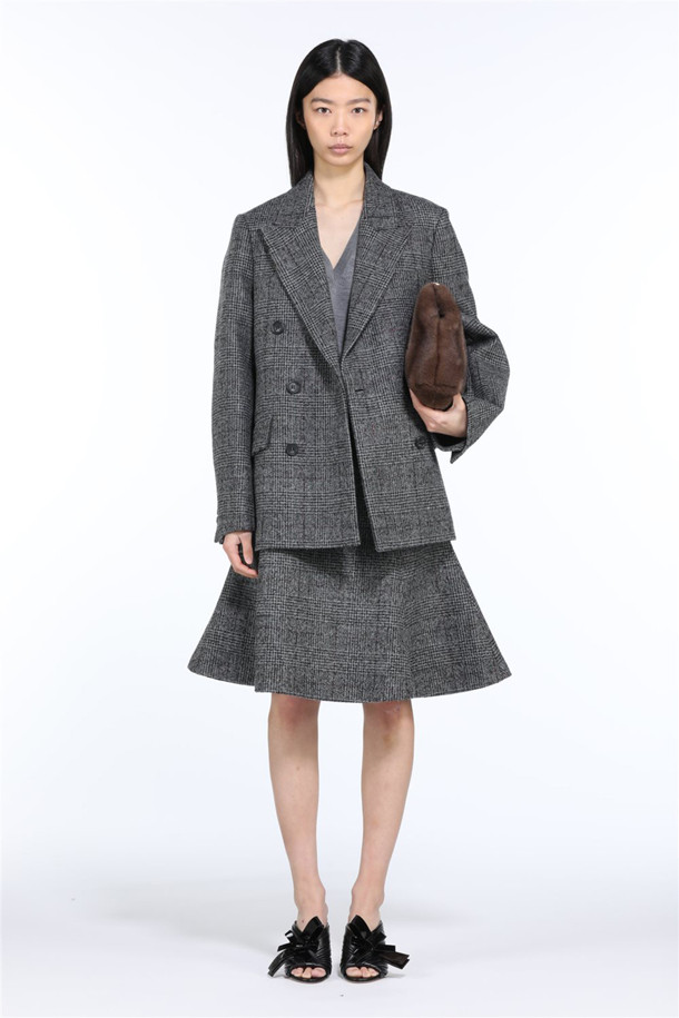 세련된 스타일을 완성하는 여성용 체크 울 자켓입니다. 가을, 겨울 시즌에 어울리는 두꺼운 두께감으로 포근함을 더하며, 클래식한 디자인과 테일러드핏이 돋보입니다. 더블 버튼 여밈 방식으로 포인트를 주고, 그레이 컬러의 체크 패턴이 세련된 분위기를 연출합니다. 데일리룩부터 오피스룩, 출근룩, 모임룩까지 폭넓게 활용할 수 있는 실용적인 아이템입니다. 울과 폴리에스테르 혼방 소재로 제작되어 부드러운 촉감과 편안한 착용감을 선사합니다.
