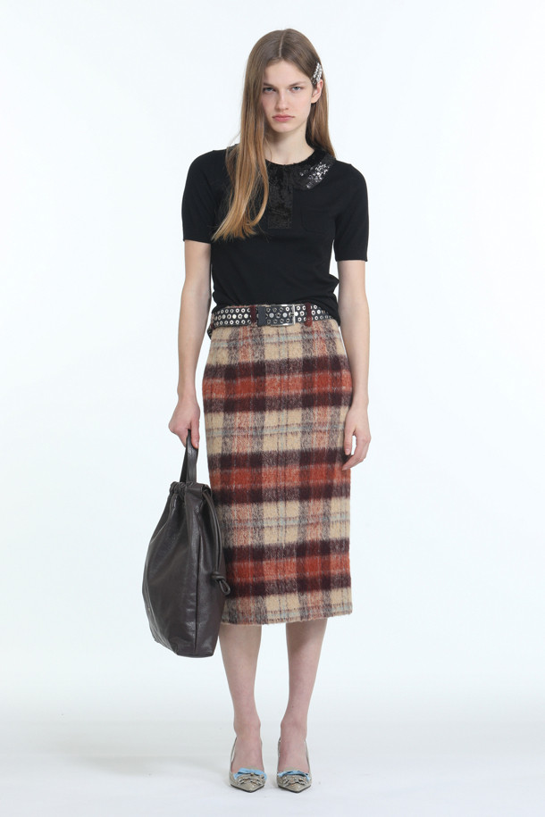 **체크 울 스커트**

가을, 겨울 시즌을 위한 여성 체크 울 스커트입니다. 브라운, 오렌지, 베이지 세 가지 색상으로 만나볼 수 있으며, 클래식하고 베이직한 스타일을 연출합니다. 두껍고 뻣뻣한 울 소재로 제작되어 따뜻함을 선사하며, H라인의 슬림핏 롱스커트 디자인입니다. 오피스룩, 모임룩, 겨울 데일리룩 등 다양한 TPO에 활용 가능하며, 클래식, 미니멀, 시크한 스타일을 완성합니다. 후면 지퍼 디테일로 편안한 착용감을 제공합니다.
