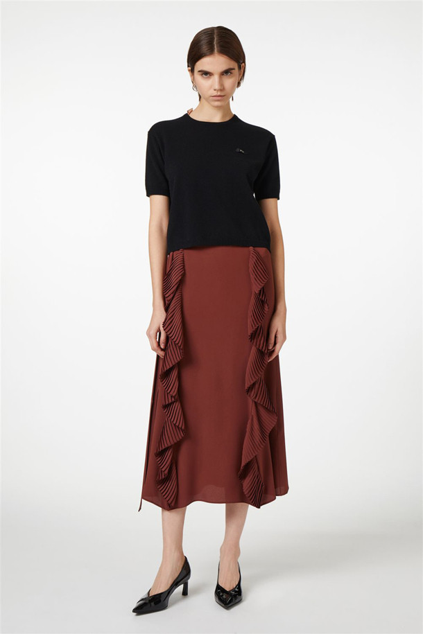 우아하고 여성스러운 실루엣을 연출하는 실크 프릴 스커트입니다. 부드러운 촉감의 실크 소재로 제작되어 편안한 착용감을 선사하며, A라인 핏과 프릴 디테일이 특징입니다. 버건디와 블랙 두 가지 세련된 컬러로 제공되어, 데이트룩, 모임룩, 소개팅룩 등 다양한 TPO에 활용하기 좋습니다. 클래식, 미니멀, 로맨틱 스타일을 즐겨 입는 여성분들께 추천합니다. 사계절 내내 활용 가능한 아이템으로, 엘레강스하고 우아한 무드를 연출해 보세요.
