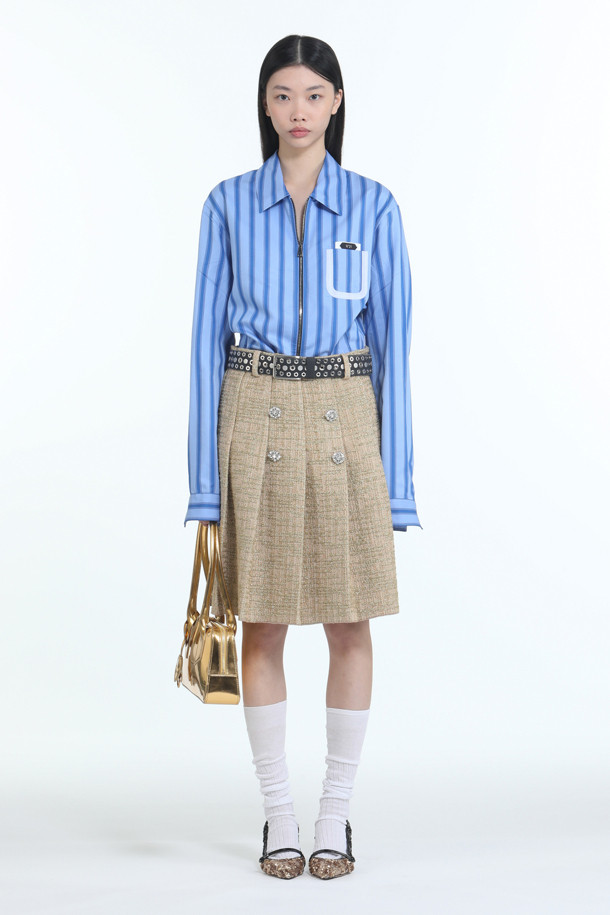 골드 플리츠 스커트는 여성스러운 매력을 강조하는 미디 기장의 플리츠 스커트입니다. 엘레강스한 스타일을 연출하며, 다양한 상의와 매치하여 데이트룩, 모임룩, 파티룩 등 TPO에 맞춰 활용할 수 있습니다. 클래식하고 미니멀한 디자인으로 유행을 타지 않고 오랫동안 즐겨 입을 수 있습니다. 무지 패턴의 골드 컬러는 세련된 분위기를 더하며, 셋업으로도 연출 가능하여 활용도를 높였습니다. 사계절 내내 활용 가능한 아이템입니다.
