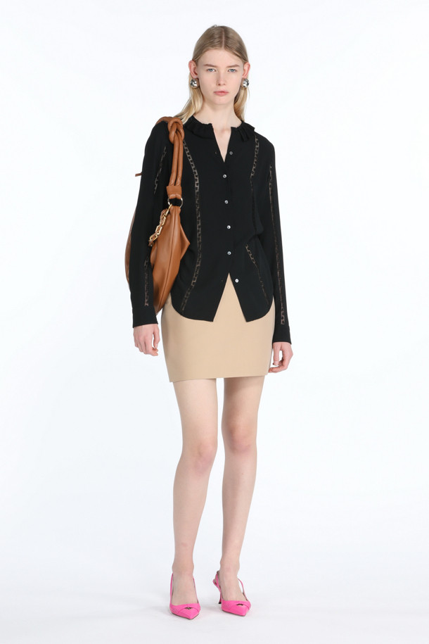 베이지 미니 스커트는 여성 의류로, 일상생활에서 활용하기 좋은 아이템입니다. 미니멀하고 베이직한 스타일을 추구하며, H라인 핏에 하이웨이스트 디자인으로 제작되었습니다. 우븐 소재의 무지 패턴으로, 사계절 내내 착용할 수 있는 실용적인 제품입니다. 데이트룩이나 쇼핑룩에 매치하여 미니멀, 클래식, 캐주얼 스타일을 연출해보세요.
