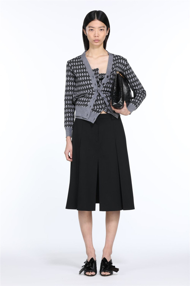 가을, 겨울 시즌 우아하고 클래식한 분위기를 연출하는 플리츠 미디 스커트입니다. 울 소재로 제작되어 따뜻하고 부드러운 착용감을 선사하며, 두꺼운 두께감으로 안정감 있는 핏을 제공합니다. 블랙 컬러의 무지 디자인은 어떤 상의와도 잘 어울려 오피스룩, 출근룩, 모임룩 등 다양한 TPO에 활용 가능합니다. 넓은 간격의 플리츠 주름 디테일이 세련된 스타일을 완성하며, 미니멀하고 시크한 룩을 연출하기에 좋습니다. 클래식한 디자인과 뛰어난 활용도로 당신의 겨울 스타일을 책임질 것입니다.
