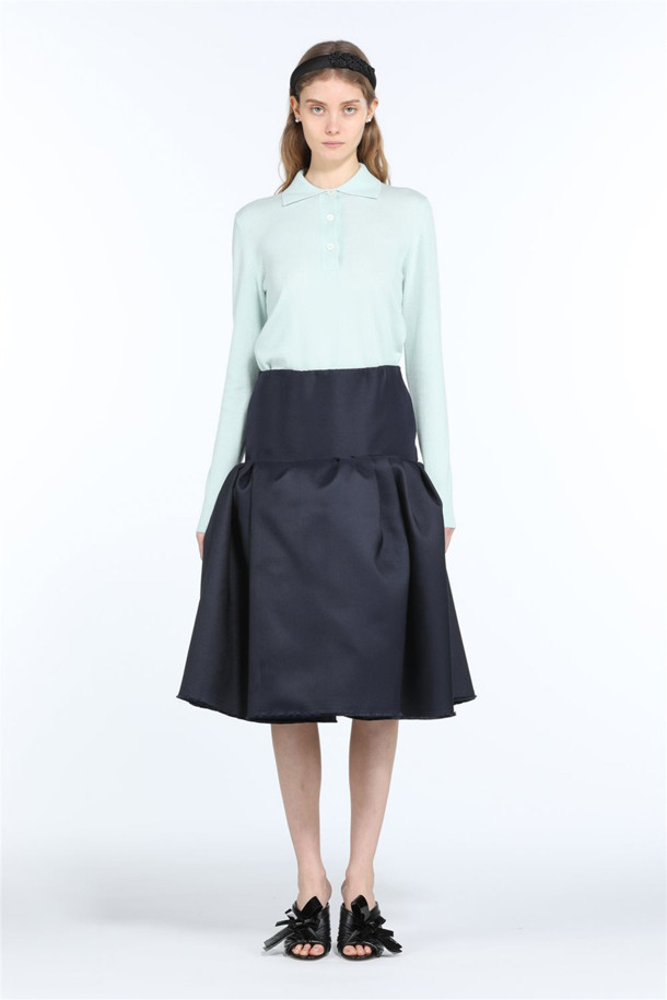 세련된 분위기를 연출하는 여성용 볼륨 미디 스커트입니다. A라인 핏과 플레어 실루엣이 우아함을 더하며, 구조적인 볼륨감으로 세련된 스타일을 완성합니다. 광택감 있는 폴리에스테르 소재로 제작되어 부드러운 촉감과 은은한 고급스러움을 선사합니다. 무지 디자인의 블랙 컬러로, 오피스룩과 모임룩 등 다양한 TPO에 활용하기 좋습니다. 구김이 적어 편안하게 착용할 수 있으며, 클래식하면서도 미니멀한 스타일을 즐기는 분들께 추천합니다.
