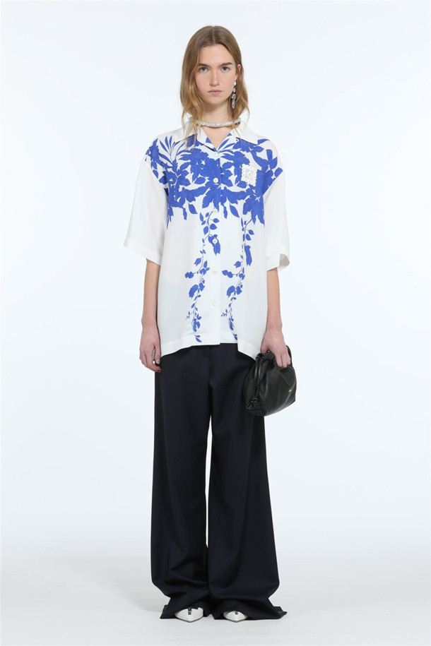 버진울 와이드 팬츠는 가을, 겨울 시즌에 어울리는 여성용 와이드 팬츠입니다. 네이비 컬러의 무지 디자인으로 미니멀하고 시크한 스타일을 연출하며, 데일리, 출근, 오피스룩으로 활용하기 좋습니다. 부드러운 촉감의 버진울 소재로 제작되어 고급스러운 실루엣을 선사하며, 히든 클로저 방식으로 깔끔하게 마감되었습니다. 루즈핏의 긴 기장으로 편안함과 스타일리시함을 동시에 잡았습니다.
