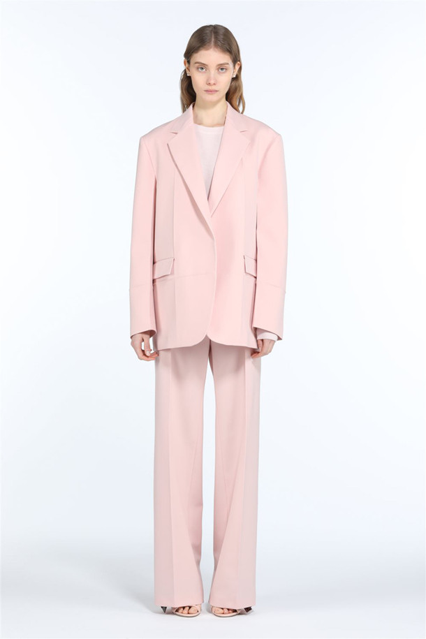 여성스러운 무드를 연출하는 핑크 와이드 슬랙스입니다. 부드러운 촉감과 세련된 와이드핏이 돋보이며, 파우더 핑크 컬러가 은은한 분위기를 더합니다. 일상, 포멀, 캐주얼 등 다양한 TPO에 활용 가능하며, 미니멀, 클래식, 시크 스타일을 즐기는 분들께 추천합니다. 봄, 여름, 가을 시즌에 착용하기 좋은 긴 기장의 슬랙스로, 스타일리시한 실루엣을 완성합니다. 출근룩, 오피스룩, 모임룩에 활용하여 멋스러운 스타일을 연출해보세요.
