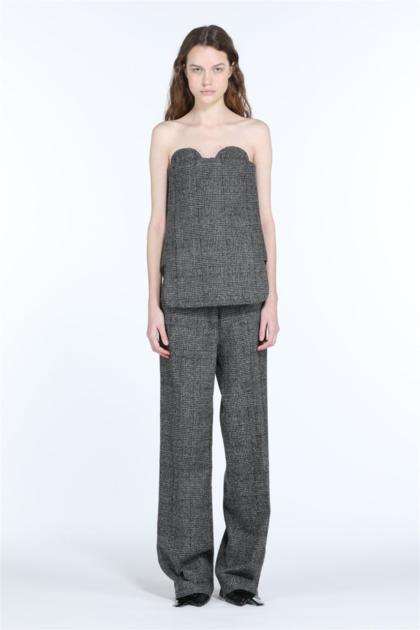 세련된 무드의 여성 울 체크 슬랙스입니다. 가을, 겨울 시즌에 어울리는 긴 기장의 클래식 핏 바지로, 오피스룩과 캐주얼 스타일 모두 소화 가능합니다. 고급스러운 그레이 컬러에 체크 패턴으로 포인트를 더하여 세련된 룩을 연출합니다. 울 소재 특유의 따뜻함과 부드러운 촉감으로 편안하게 착용할 수 있으며, 셋업으로도 활용 가능하여 활용도가 높습니다. 미니멀하고 시크한 스타일을 즐기는 여성분들께 추천합니다.
