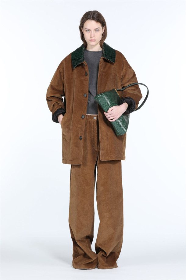 부드러운 촉감의 코듀로이 소재로 제작된 와이드 핏 팬츠입니다. 헤이즐넛과 플럼 두 가지 색상으로 출시되어, 가을, 겨울 시즌에 따뜻하고 포근한 느낌을 선사합니다. 넉넉한 와이드 핏과 탄탄한 원단감으로 편안하면서도 트렌디한 스타일을 연출할 수 있습니다. 출근룩과 모임룩 모두에 활용 가능하며 클래식, 미니멀, 캐주얼 등 다양한 스타일을 소화합니다.

