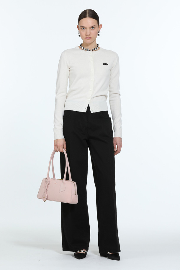 베이직하고 캐주얼한 무드의 여성 와이드 데님입니다. 봄, 가을에 어울리는 긴 기장의 데님 바지로, 출근룩과 모임룩 등 다양한 TPO에 활용할 수 있습니다. 미니멀, 클래식 스타일을 즐겨 입는 분들께 추천하며, 베이지와 블랙 두 가지 색상으로 만나볼 수 있습니다. 데님과 코튼 혼방 소재로 제작되어 편안한 착용감을 선사합니다. 와이드핏으로 다리가 길어 보이는 효과를 줍니다.
