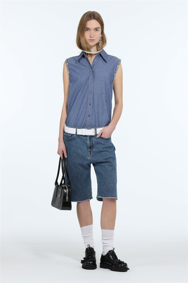 시원한 블루 컬러의 샴브레이 소재로 제작된 여성 슬리브리스 셔츠입니다. 셔츠 칼라와 레귤러핏 디자인으로 모던하면서도 클래식한 무드를 연출합니다. 얇은 두께감으로 여름철에도 시원하게 착용 가능하며, 부드러운 촉감이 특징입니다. 버튼업 스타일과 주얼라인 디테일이 더해져 데이트룩이나 휴가룩 등 다양한 TPO에 활용하기 좋습니다. 미니멀, 클래식, 캐주얼 스타일을 즐겨 입는 여성분들께 추천합니다.
