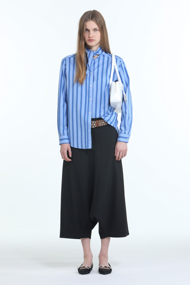 블루 컬러의 여성용 스카프 디테일 셔츠입니다. 봄과 여름 계절에 어울리는 레귤러핏의 긴소매 크롭 셔츠로, 우아하고 클래식한 스타일을 연출합니다. 스트라이프 패턴과 섬세한 스카프 디테일이 돋보이며, 로고 자수 디테일로 포인트를 더했습니다. 데이트룩, 카페룩, 모임룩 등 다양한 TPO에 어울리는 클래식하고 미니멀한 디자인의 셔츠입니다.
