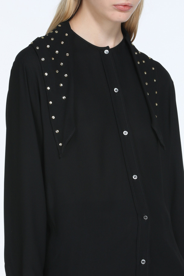 우아한 무드의 블랙 스카프 블라우스입니다. 넥 라인의 핫픽스 장식으로 고급스러움을 더했으며, 투웨이 연출이 가능하여 다양한 스타일을 연출할 수 있습니다. 봄, 가을에 적합하며, 레귤러 핏과 긴소매 디자인으로 편안하게 착용할 수 있습니다. 데이트룩, 오피스룩, 모임룩 등 다양한 TPO에 활용하여 클래식, 미니멀, 시크한 스타일을 연출해보세요. 무지 디자인으로 어떤 하의와도 잘 어울립니다.
