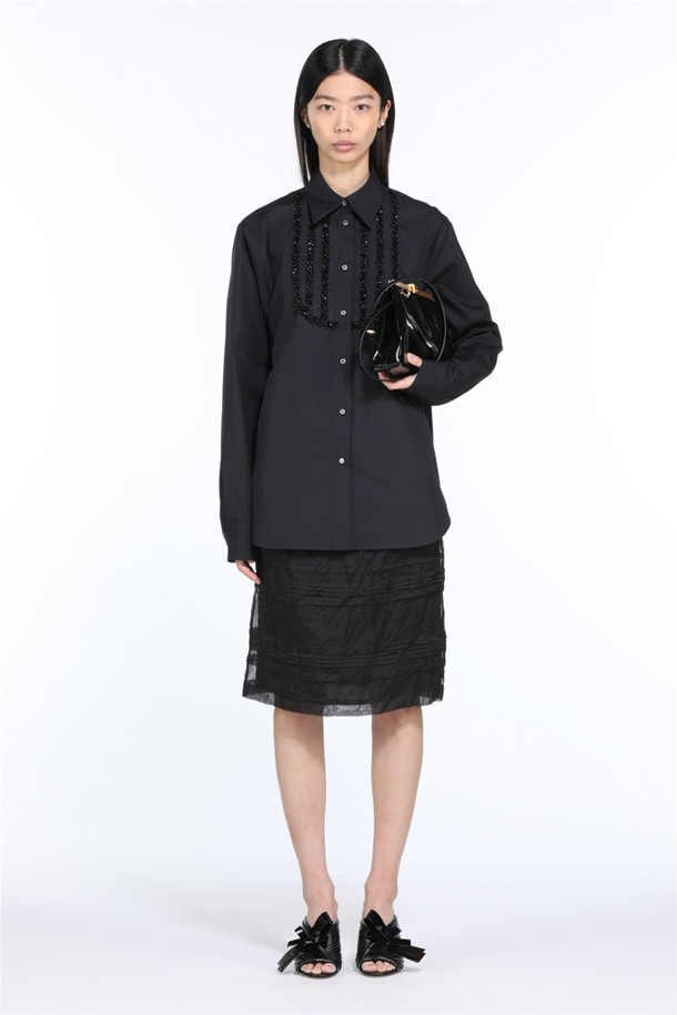 세련된 여성의 스타일을 완성해 줄 코튼 프릴 블라우스입니다. 부드러운 면 소재로 제작되어 편안한 착용감을 선사하며, 봄, 여름 시즌에 적합한 얇은 두께감으로 시원하게 즐길 수 있습니다. 블랙 색상에 라운드넥과 긴 소매, 레귤러핏으로 디자인되어 페미닌한 무드를 연출합니다. 프릴 디테일이 돋보이는 이 블라우스는 데이트룩, 모임룩 등 다양한 TPO에 활용 가능하며, 클래식, 미니멀, 로맨틱 스타일을 즐기는 분들께 추천합니다.
