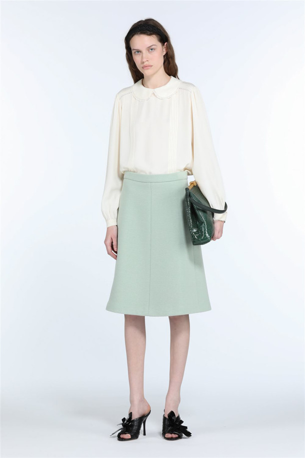 에크루 컬러의 라운드넥 실크 블라우스입니다. 부드러운 촉감과 은은한 광택감이 돋보이는 레귤러핏 디자인으로, 봄, 여름 시즌에 적합합니다. 얇은 두께의 무지 패턴이며, 긴 소매 기장으로 클래식, 미니멀, 시크 스타일을 연출할 수 있습니다. 출근룩, 오피스룩, 모임룩 등 다양한 TPO에 활용 가능합니다.
