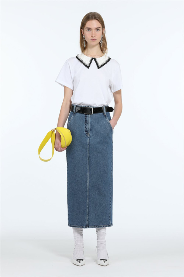 N21 캡슐 컬렉션의 폴로 카라 티셔츠입니다. 클래식하고 페미닌한 무드의 여성 의류로, 봄, 여름 시즌에 착용하기 좋습니다. 네이비와 화이트 두 가지 색상으로 출시되었으며, 부드러운 면 소재로 제작되어 편안한 착용감을 선사합니다. 레귤러 핏과 반소매 디자인으로, 데이트룩, 카페룩, 모임룩 등 다양한 TPO에 활용 가능합니다. 주얼 장식 또는 자수가 포인트로 더해져 미니멀하면서도 세련된 스타일을 연출할 수 있습니다.
