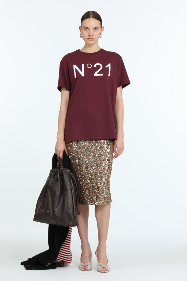 버건디 컬러의 로고 하프슬리브 티셔츠입니다. 면 소재로 제작되어 봄, 여름 시즌에 시원하게 착용 가능합니다. 미니멀한 스타일에 크롭 기장으로 트렌디함을 더했으며, 라운드넥 디자인으로 깔끔한 핏을 선사합니다. 데이트룩, 카페룩 등 다양한 TPO에 활용하기 좋고, 캐주얼, 클래식 스타일을 모두 소화할 수 있습니다. N21 브랜드 로고 프린팅으로 포인트를 더했습니다.
