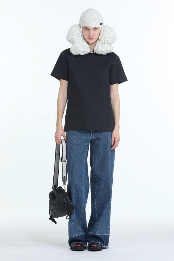 **헤비 코튼 티셔츠**

두껍고 튼튼한 헤비 코튼 소재로 제작되어 사계절 내내 활용하기 좋은 티셔츠입니다. 베이직한 디자인과 레귤러 핏으로 편안한 착용감을 선사하며, 무지 디자인으로 어떤 스타일에도 잘 어울립니다. 그레이와 블랙 두 가지 기본 컬러로 제공되어 다양한 코디에 활용할 수 있습니다. 동네 마실룩이나 산책룩 등 캐주얼하고 미니멀한 스타일은 물론, 클래식한 스타일까지 소화 가능합니다. 도톰한 두께감으로 비침 걱정 없이 안정감 있게 착용할 수 있습니다.
