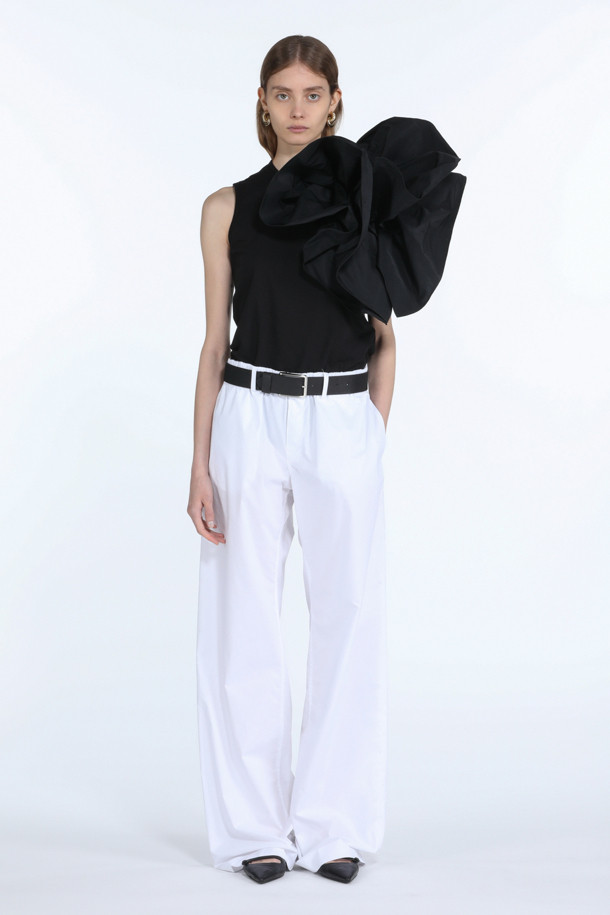 **빅플라워 티셔츠**

여성스러운 매력을 돋보이게 해줄 빅플라워 티셔츠입니다. 페미닌하고 우아한 스타일을 연출하며, 오프숄더 디자인으로 쇄골 라인을 드러내 여성스러운 분위기를 더합니다. 크롭 기장으로 다리가 길어 보이는 효과를 주며, 봄, 여름 시즌에 시원하게 착용할 수 있습니다. 데이트룩, 카페룩, 모임룩 등 다양한 TPO에 활용 가능하며, 로맨틱, 미니멀, 클래식한 스타일을 즐겨 입는 분들께 추천합니다. 특히, 리본 디테일이 더해져 사랑스러운 포인트를 더했습니다.
