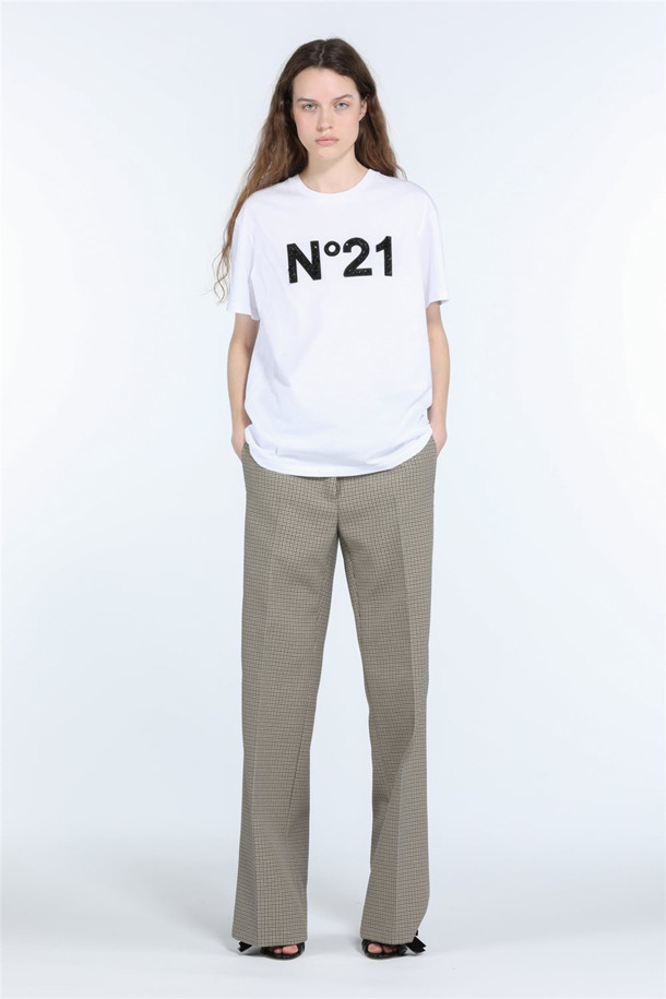 비즈 로고 하프 슬리브 티셔츠는 여성 의류로, 미니멀하고 베이직한 스타일을 추구하는 분들을 위한 아이템입니다. 봄, 여름 시즌에 적합하며, 라운드넥에 레귤러핏으로 편안하게 착용할 수 있습니다. 화이트와 블랙 두 가지 색상으로 출시되어, 데이트룩, 쇼핑룩 등 다양한 TPO에 매치하기 좋습니다. 심플한 디자인에 비즈, 크리스탈 장식이 더해져 포인트를 주며, 데님이나 스커트 등 어떤 아이템과도 쉽게 어울립니다. 하프 슬리브 소매 기장으로 시원하게 착용할 수 있습니다.
