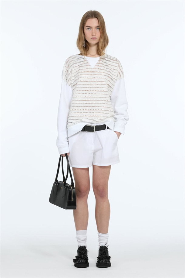 N21 Capsule Collection의 레이스 스웻셔츠입니다. 여성 의류로, 봄, 가을에 착용하기 좋습니다. 우아하고 모던한 스타일을 연출하며, 데이트룩, 카페룩, 모임룩에 잘 어울립니다. 화이트와 네이비 두 가지 컬러로 출시되었으며, 레귤러핏에 얇은 두께감으로 편안하게 착용 가능합니다. 섬세한 얇은 레이스 디테일과 엠브로이더리 장식이 돋보이는 라운드넥 긴소매 스웻셔츠입니다.
