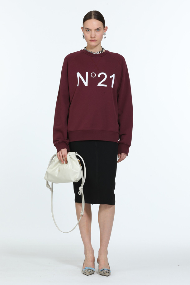 톤 다운된 버건디 컬러가 매력적인 로고 스웻셔츠입니다. 가을과 겨울, 두꺼운 두께감으로 따뜻하게 착용할 수 있으며, 미니멀하고 베이직한 스타일을 연출합니다. 면 소재의 레귤러핏 라운드넥 긴소매 디자인으로, N21 시그니처 디자인의 로고 패턴이 특징입니다. 겨울철 데일리룩, 집콕룩, 산책룩 등 다양한 TPO에 미니멀, 클래식, 캐주얼 무드로 활용하기 좋습니다.
