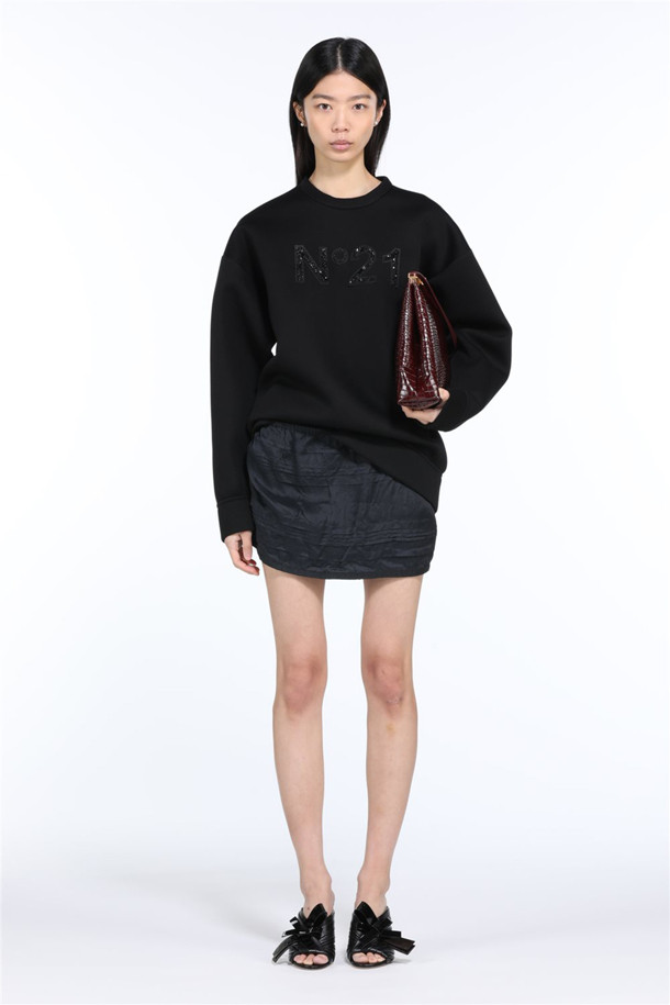 N21(엔투애니원) 비즈 로고 스웻셔츠입니다. 부드러운 면 기모 소재로 제작되어 가을과 겨울에 따뜻하게 착용할 수 있습니다. 베이직한 디자인에 N21 비즈 로고 장식이 포인트로 더해져 캐주얼, 미니멀, 클래식 스타일을 모두 아우릅니다. 긴 소매 기장과 그레이, 블랙 두 가지 컬러로 출시되어 다양한 룩에 활용하기 좋습니다. 일상복으로 편안하면서도 스타일리시하게 연출할 수 있는 아이템입니다.
