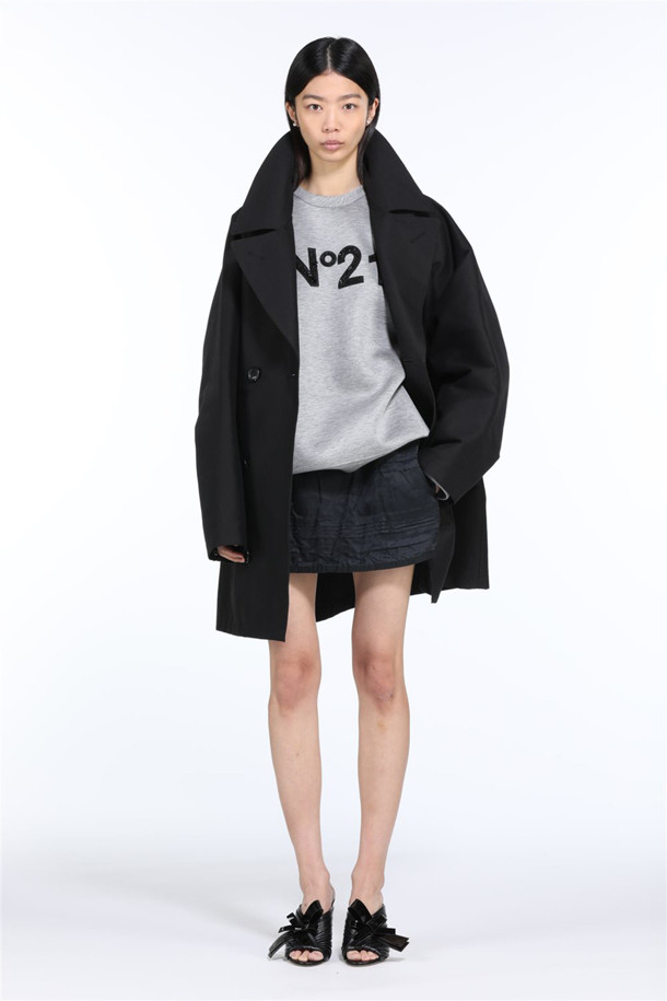 세련된 스타일을 완성할 비즈 로고 스웻셔츠입니다. 부드러운 기모 면 소재로 제작되어 가을, 겨울 시즌 따뜻하고 편안하게 착용할 수 있습니다. 베이직한 디자인에 N21 로고와 비즈 장식이 더해져 캐주얼, 미니멀, 클래식 스타일을 연출하기 좋습니다. 라운드넥과 긴소매, 크롭 기장으로 유행을 타지 않고 데일리하게 즐길 수 있는 아이템입니다. 그레이, 블랙 두 가지 색상으로 출시되어 취향에 맞게 선택 가능합니다.
