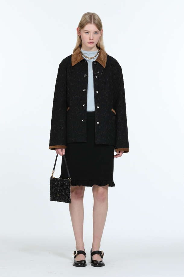 **레이스 점퍼**

클래식한 무드의 여성 레이스 점퍼입니다. 부드러운 코듀로이 소재에 엠브로이더리 레이스 원단으로 포인트를 주어 고급스러운 느낌을 선사합니다. 블랙과 브라운 두 가지 색상으로 출시되었으며, 레귤러 핏과 적당한 두께감으로 봄, 가을 간절기에 활용하기 좋습니다. 코듀로이 칼라와 메탈 버튼 디테일, 그리고 소매 디테일이 더해져 세련된 스타일을 완성합니다. 데이트룩 또는 모임룩으로 추천하며, 미니멀, 캐주얼 스타일에 잘 어울립니다.
