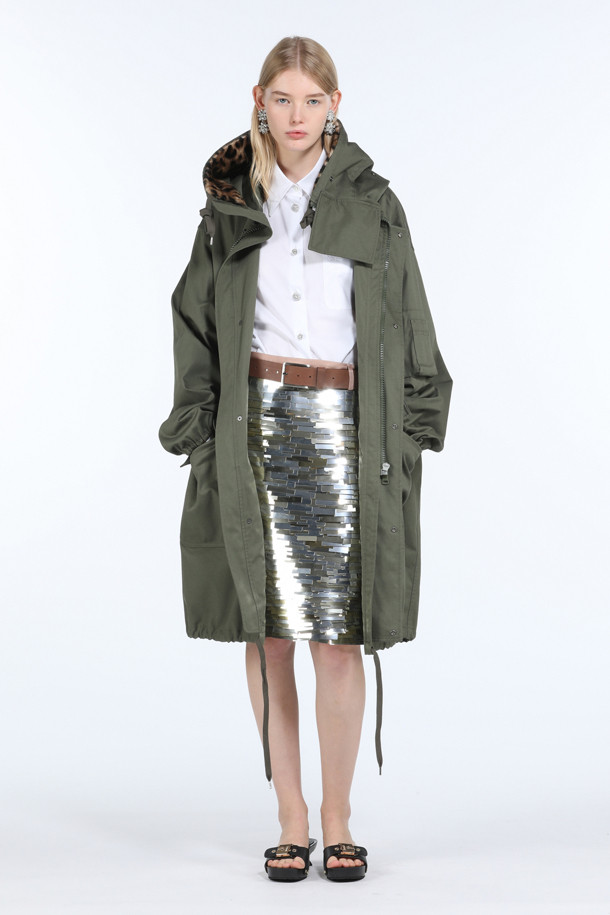 레오파드 카키 파카는 가을과 겨울에 유니크한 스타일을 연출하기 좋은 아우터입니다. 롱 기장의 오버핏으로 편안함을 강조하며, 집업 방식으로 간편하게 착용할 수 있습니다. 카키 컬러에 레오파드 무늬가 더해져 개성 넘치는 여행룩, 캐주얼 및 스트리트 스타일을 완성합니다. 넉넉한 빅 포켓 디테일로 실용성을 더했습니다. 긴 소매로 따뜻함과 스타일을 동시에 잡으세요.
