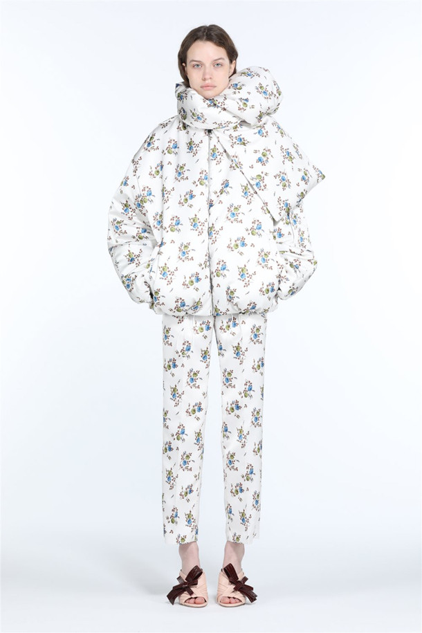 화사한 플라워 패턴이 돋보이는 겨울용 패딩입니다. 화이트와 블랙 두 가지 색상으로 출시되어 취향에 따라 선택 가능하며, 가볍고 따뜻하게 착용할 수 있습니다. 탈부착 가능한 머플러가 있어 다양한 스타일 연출이 용이하며, 보온성을 높여 추운 날씨에도 끄떡없습니다. 폴리에스테르 소재로 제작되어 관리가 용이하며, 클래식, 미니멀, 캐주얼 등 다양한 스타일에 매치하기 좋습니다. 두꺼운 두께감으로 포근하게 감싸주어 편안한 착용감을 선사합니다.
