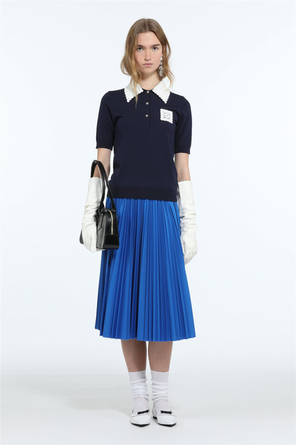 네이비 컬러의 레이스 폴로 니트입니다. 부드러운 비스코스 혼방 소재와 울 소재로 제작되어 봄, 가을에 착용하기 좋습니다. 로맨틱하고 모던한 무드를 연출하며, 레귤러핏과 반소매 기장으로 편안하게 착용할 수 있습니다. 레이스 칼라와 포켓, 메탈 버튼 디테일이 돋보이며, 데이트룩, 카페룩, 모임룩 등 다양한 TPO에 활용 가능합니다. N21 캡슐 컬렉션으로, 클래식, 로맨틱, 미니멀 스타일을 즐기는 여성분들께 추천합니다.
