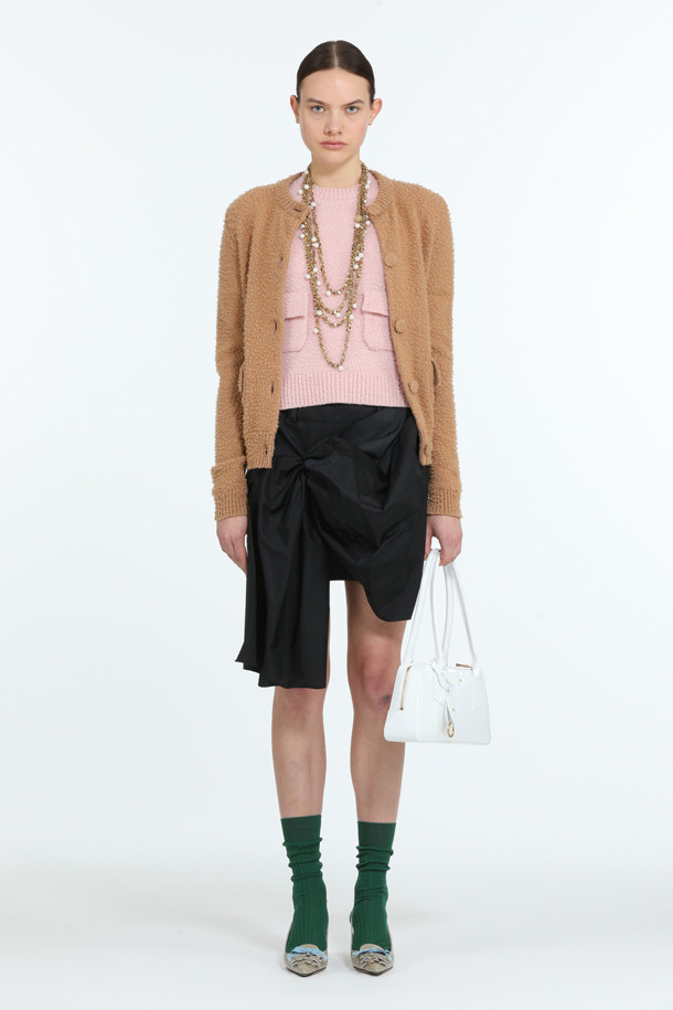 **포켓 하프 슬리브 니트**

부드러운 울 소재의 포켓 하프 슬리브 니트입니다. 얇은 두께감으로 봄, 가을 간절기에 활용하기 좋으며, 라운드넥 디자인으로 깔끔한 인상을 줍니다. 핑크 컬러와 미니멀/베이직 스타일이 어우러져 데이트룩, 카페룩, 봄 소풍룩 등 다양한 TPO에 매치하기 좋습니다. 레귤러핏으로 편안하게 착용 가능하며, 소매 밑단 립 디테일과 포켓 디테일이 돋보입니다.

