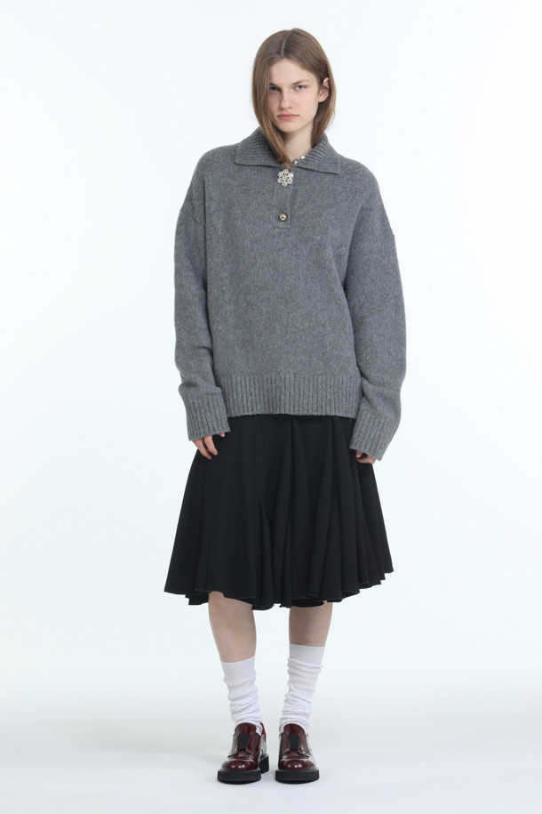 세련된 무드를 더하는 주얼 버튼 오버 니트입니다. 부드러운 버진울 소재로 제작되어 포근한 착용감을 선사하며, 쌀쌀한 가을, 겨울 날씨에도 따뜻하게 입을 수 있습니다. 클래식한 폴로넥 디자인에  오버핏 실루엣으로 편안함과 스타일리시함을 동시에 잡았습니다.  크롭 기장으로 다리가 길어 보이는 효과를 주며,  그레이 컬러와 주얼 버튼 디테일이  미니멀하면서도 시크한 포인트를 더합니다.  데이트룩, 오피스룩 등 다양한 TPO에 맞춰 클래식, 미니멀, 시크한 스타일을 연출해보세요.
