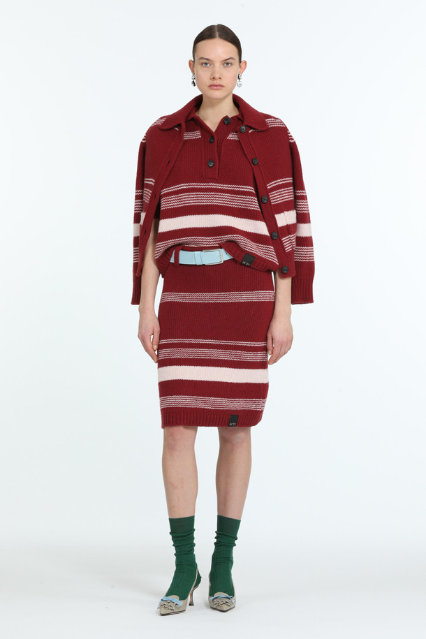 세련된 스타일을 완성하는 여성용 스트라이프 폴로 니트입니다. 봄, 여름 시즌에 어울리는 레귤러 핏의 반소매 디자인으로, 모던한 스타일을 연출합니다. 레드, 화이트 두 가지 컬러로 제공되며, 폴로넥과 스트라이프 패턴이 특징입니다. 데이트룩, 카페룩 등 다양한 TPO에 활용 가능하며, 클래식, 미니멀, 캐주얼 스타일을 즐기는 분들께 추천합니다. 셋업 스커트와 함께 매치하여 더욱 세련된 룩을 연출할 수 있습니다.
